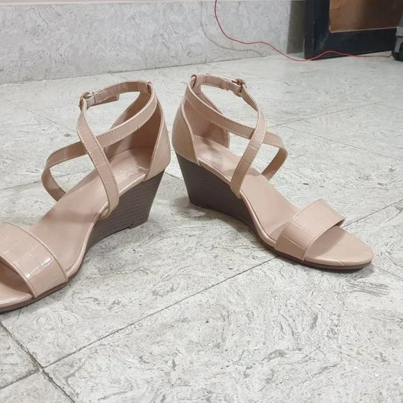 Women Beige Croc Textured Mid-Top Wedges Heels - Picture 8 of 9